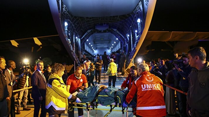 Somali'deki yaralıları taşıyan uçak Türkiye'de