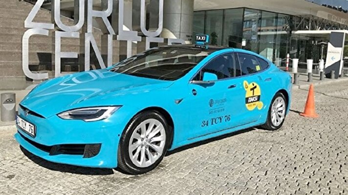 Tesla model S elektrikli taksi İstanbul'da test sürüşleri başladı. Karbon salınımını azaltmak için kullanılmaya başlanılan taksiye ilgi artıyor. 