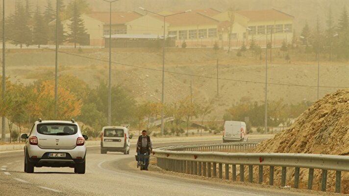 Gaziantep, Şanlıurfa, Kilis ve Malatya'da toz bulutu yaşamı olumsuz etkiliyor.