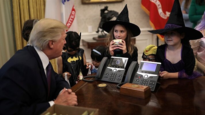 Başkan Trump, oval ofiste cadılar bayramı kutlamaları kapsamında Beyaz Saray muhabirlerinin çocuklarını ağırladı.
