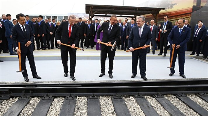 Cumhurbaşkanı Recep Tayyip Erdoğan, “Bakü-Tiflis-Kars Demiryolu” hattının açılışına katılmak üzere Azerbaycan’a geldi.