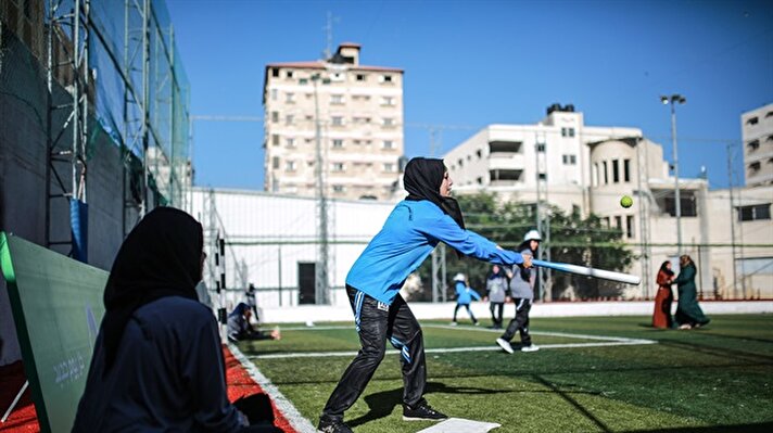 أول بطولة محلية للعبة البيسبول للفتيات في قطاع غزة