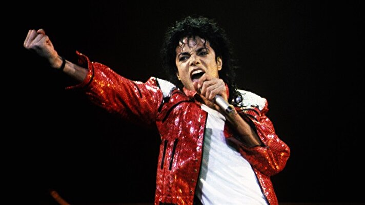 Listenin ilk sırasında öldükten sonra yılda 75 milyon dolar kazanan Michael Jackson alıyor. 