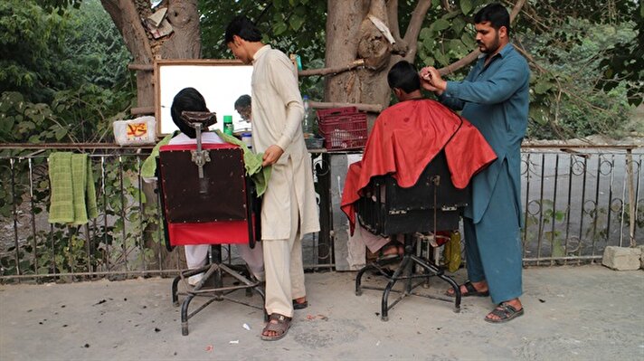 Pakistan'ın başkenti İslamabad'da sokak berberlerinin ünü ülke sınırlarını aşmış durumda.
