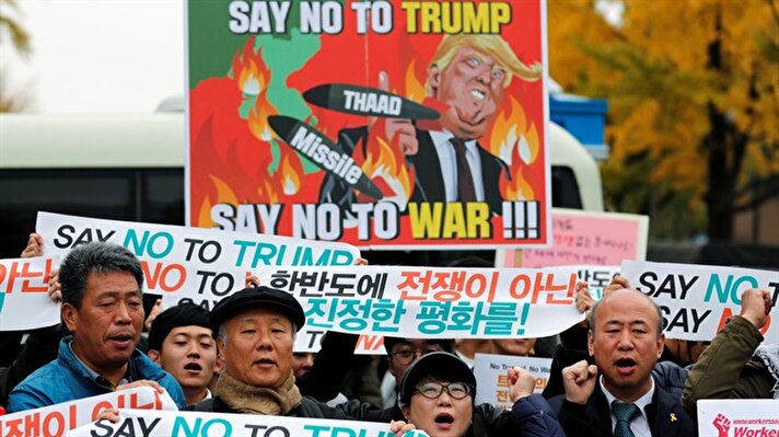 ABD Başkanı Donald Trump'ın Asya ziyareti sırasında Seul'da beklenmedik bir şekilde karşılandı. 