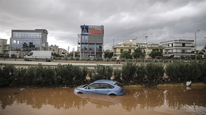 Yunanistan’ın başkenti Atina’da dün gece etkili olan şiddetli yağış sele neden oldu.