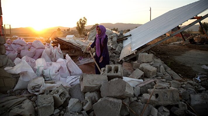 Irak'ın İran sınırına yakın meydana gelen 7.3 büyüklüğündeki deprem nedeniyle çoğu İran'ın batısındaki Kirmanşah eyaletinde olmak üzere 400'den fazla kişi öldü, 7000'den fazla kişi yaralandı.