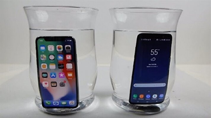 iPhone X ve Samsung Galaxy S8'i yarıştığı testte akıllı cihazlar bir gece boyunca su içerisinde buzdolabında bekletildi. 
