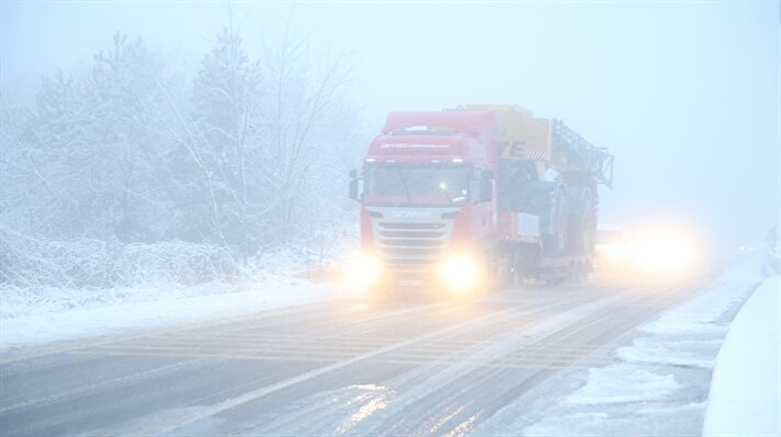 Anadolu Otoyolu ile D-100 karayolunun Bolu Dağı Tüneli kesiminde yoğun kar yağışı başladı. 