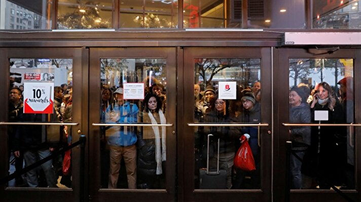 US Shoppers flood stores as Black Friday begins