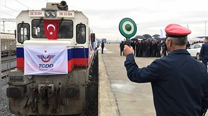 Tarımsal ürünler ve inşaat ürünlerinin yüklendiği trenin Tarsus ilçesine bağlı Yenice İstasyonu'ndan yola çıkışı nedeniyle tören düzenlendi.