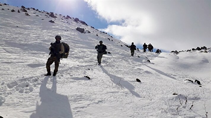 Ağrı İl Jandarma Komutanlığına bağlı Jandarma Özel Harekat ve Komando Timlerinin katılımıyla ağır kış şartlarının hüküm sürdüğü Tendürek Dağı'nda yoğun kar örtüsüyle kaplı arazide operasyon başlatıldı.