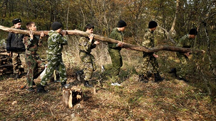 Rusya'da Stavropol'de bulunan Alexei Yermolov Kampı'na katılarak askeri eğitim alan çocukların eğitimleri fotoğraflandı. 