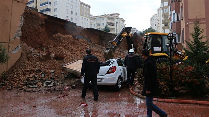 Kahramanmaraş'ta bir sitenin istinat duvarının çökmesi sonucu 10 araçta hasar oluştu. Merkez Onikişubat ilçesine bağlı Haydarbey Mahallesi'nde bir sitenin istinat duvarı sağanağın ardından sabah saatlerinde çöktü. 