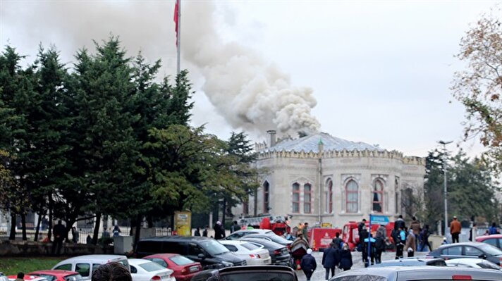 İstanbul Üniversitesinin (İÜ) Beyazıt yerleşkesindeki restoranın bacasında çıkan yangına itfaiye ekipleri müdahale etti. 