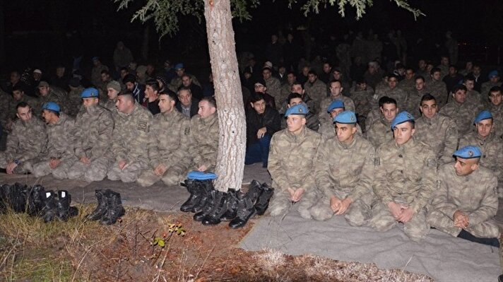 Tokat'ın Niksar ilçesinde konuşlu Köklüce Jandarma Komando Taburu'nda görevli 180 komando, Suriye'nin El-Bab şehrine dualarla uğurlandı.