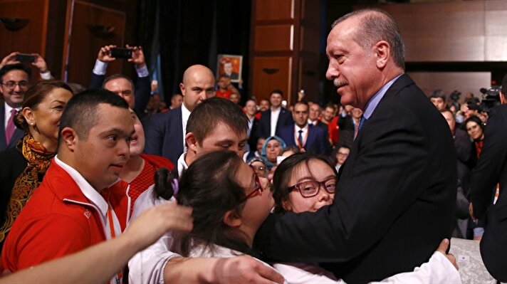 Cumhurbaşkanı ve AK Parti Genel Başkanı Recep Tayyip Erdoğan, AK Parti Sosyal Politikalar Başkanlığınca parti genel merkezinde düzenlenen "Engelleri Aşanlar 2017" programına katıldı.
