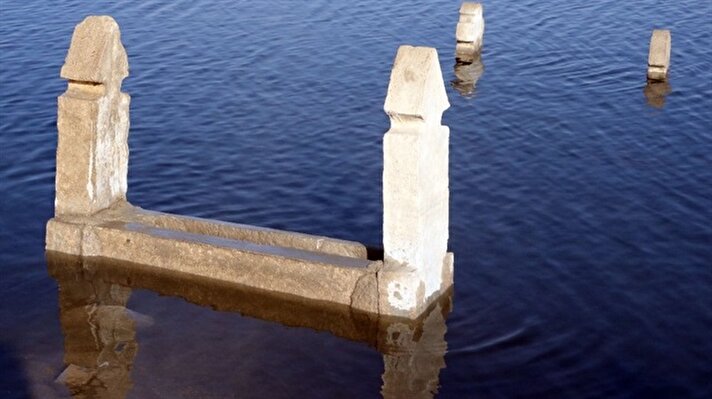 Yozgat'ta 1987 yılında yapımı tamamlanan Gelingüllü Sulama Barajı'nın 1994 yılının sonunda taşmasıyla sular altında kalan Esenli köyündeki mezarlar, suların çekilmesiyle yeniden ortaya çıktı. 