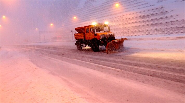 Denizli-Antalya karayolunda etkili olan yoğun kar yağışı ulaşımı aksattı. 