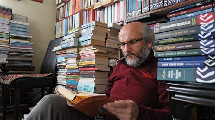 Dursun Çiçek, who lives in Turkey's central city of Kayseri, has around 30,000 books in his home. His love of books started in his childhood when he was in primary school.