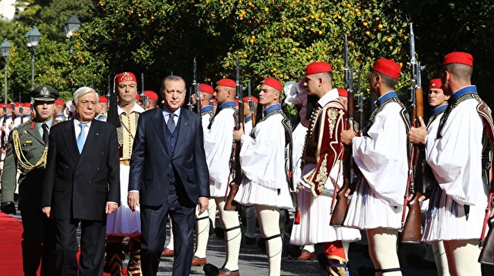 Erdoğan'ı, Cumhurbaşkanlığı Sarayı'na gelişinde Yunanistan Başbakanı Aleksis Çipras karşıladı
