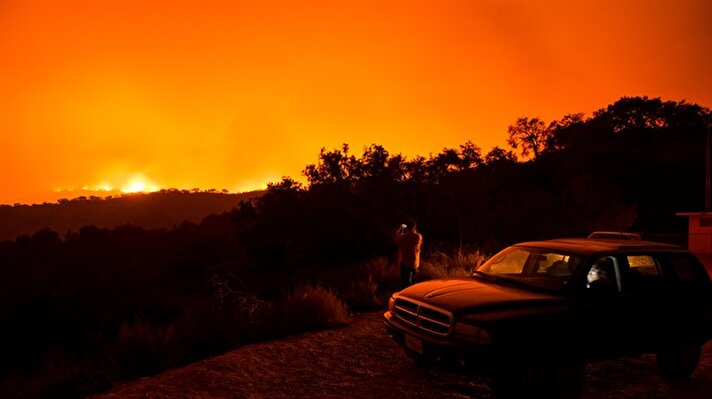 ABD'nin California eyaletinin güneyinde üç gün önce ormanlık alanda çıkan yangının şiddetli rüzgarın etkisiyle yayılmaya devam ettiği bildirildi.