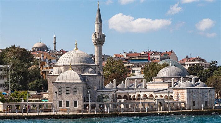 Üsküdar'da sahil şeridinde bulunan Şemsi Ahmed Paşa Cami, diğer bilinen adıyla Kuşkonmaz Cami, 1580 yılında Şemsi Ahmed Paşa tarafından Mimar Sinan'a yaptırıldı. Titizliği nedeniyle Mimar Sinan'dan üzerine kuşların pisletemeyeceği bir cami yapmasını istedi. 