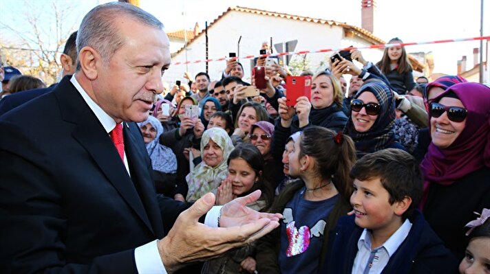 Yunanistan’ın başkenti Atina’da temaslarını tamamlayan Cumhurbaşkanı Recep Tayyip Erdoğan, Eleftherios Havalimanı’ndan Dedeağaç Havaalanı’na inerek kara yoluyla Gümülcine’ye geldi. 