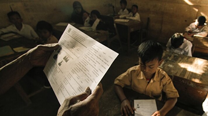 Endonezya'da manda ahırından yapılan okul