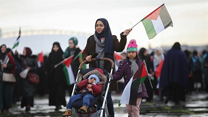 People gathered in Istanbul's central Yenikapı district to protest U.S. President Donald Trump's decision to recognize Jerusalem as Israel's capital. Protesters raised Palestinian flags and photos of the Aqsa Mosque in solidarity with the Palestinians.​