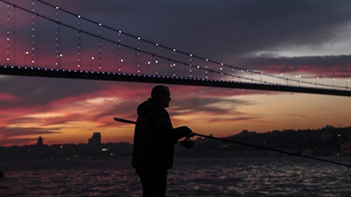 İstanbul'da akşam güneşin batışı ile oluşan eşsiz manzara kartpostallık görüntüler oluşturdu.