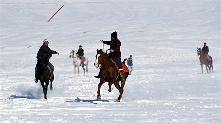 فوق الثلوج.. أتراك يمارسون "الجيريت" على صهوات خيولهم