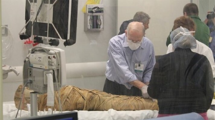 Mısır'daki antik bir mezardan getirilen 2000 yıllık mumya, New York'taki Crouse Hastanesi'nde incelendi. Mumyanın ölüm nedeninin anlaşılması için CT (bilgisayarlı tomografi) taraması yapıldı.