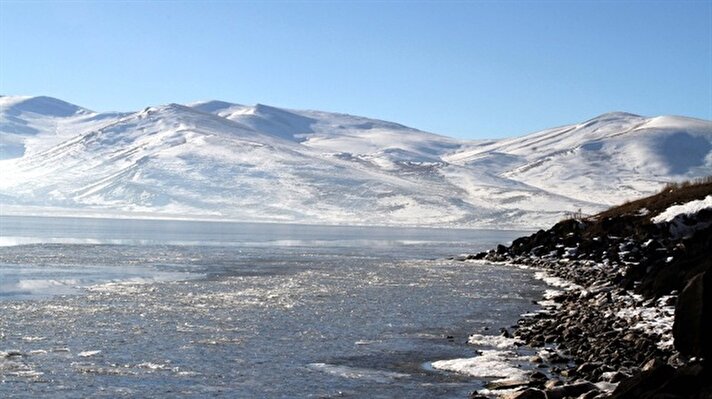 Ardahan'ın Çıldır ilçesi sınırlarında bulunan 124 bin metrekarelik alanıyla Doğu Anadolu Bölgesi'nin ikinci büyük gölü olan Çıldır Gölü'nün yüzeyi havaların eksi derecelere düşmesiyle tamamen buz tuttu. 
