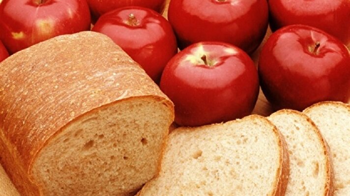 Daha uzun süre taze kalmasını istediğiniz takdirde, ekmek dolabınıza birkaç elma koyun. 