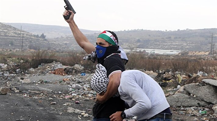 Israeli agents disguised as Palestinians attack protestors