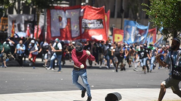 Clashes break out in protests against pension reforms in Buenos Aires