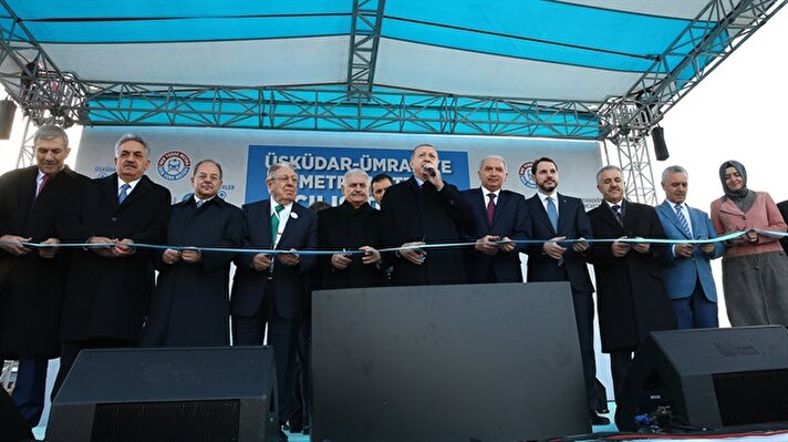 Türkiye'nin ilk sürücüsüz metrosu olma özelliğini taşıyan Üsküdar-Ümraniye metrosunun açılış töreni, Cumhurbaşkanı Recep Tayyip Erdoğan'ın katılımıyla Üsküdar Meydanı'nda yapılıyor.  