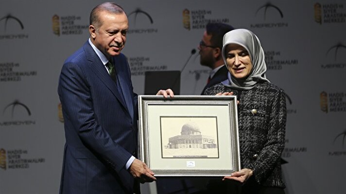 Cumhurbaşkanı Recep Tayyip Erdoğan, Haliç Kongre Merkezi'nde düzenlenen Meridyen Derneği 7. Hadis ve Siret Araştırmaları Ödül Töreni'ndeki konuşmasında, bölgenin son dönemde oldukça sancılı günlerden geçtiğini, hemen her gün yeni bir krizin veya çatışmanın ortasında bulunulduğunu söyledi.

