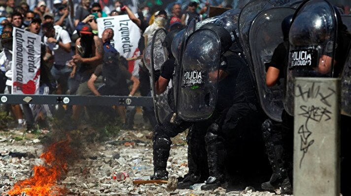 Demonstrators, police clash during protest against pension reforms in Argentina