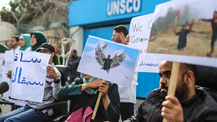 A group of disabled Palestinians holding banners and posters stage a protest in front of the United Nations Educational, Scientific and Cultural Organization (UNESCO) office, for 29-year-old disabled Palestinian Abraham Abu Sureyya who was martyred by the Israeli army during protests for Jerusalem in Gaza, on December 21, 2017 in Gaza City, Gaza​
