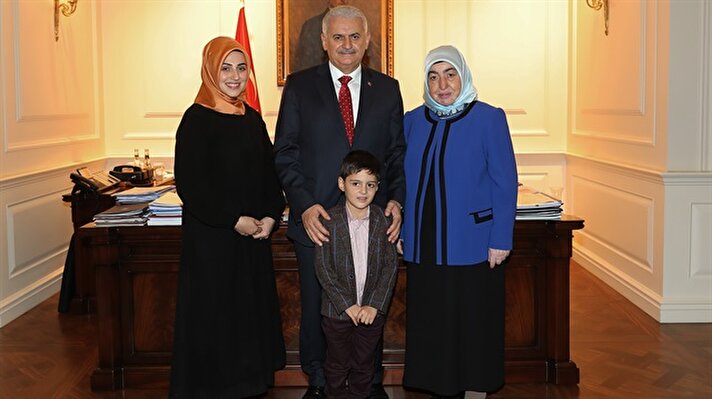 Terör örgütü DEAŞ tarafından 3 yıl önce kaçırılan Alparslan, Başbakan Yıldırım'ın talimatıyla Türkiye'ye getirilerek annesiyle kavuşturuldu.

