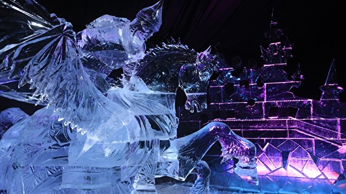 Rusya'nın Saint Petersburg kentinde buzdan yapılan heykeller Ice Fantasy 2018 Festival'i kapsamında Peter and Paul kalesinde ziyaretçilerin beğenisine sunuldu.