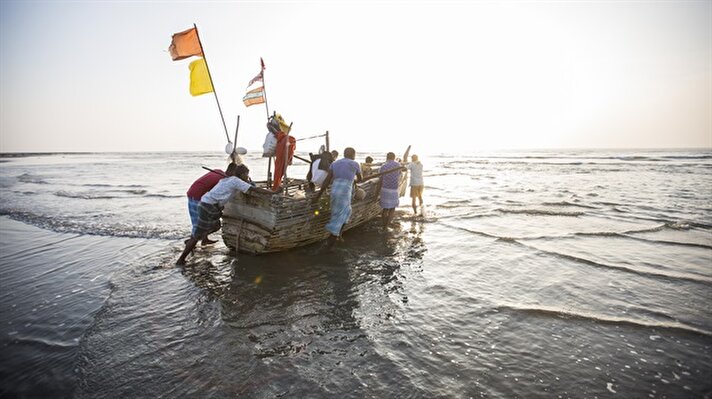 Bangladeş'in Cox's Bazar kentinde yaşayan Alam ve Sirac aileleri, bölge insanının birçok ihtiyacını gördüğü bambudan yaptıkları derme çatma tekneleriyle her gün Hint Okyanusu'nda balık avına çıkıyor.