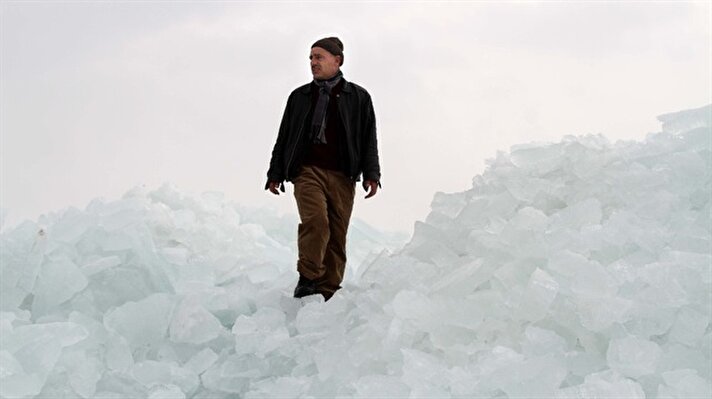 Yüzeyi tamamen buzla kaplı olan Ardahan'daki Çıldır Gölü, kutup buzulları gibi erimeye başladı. 