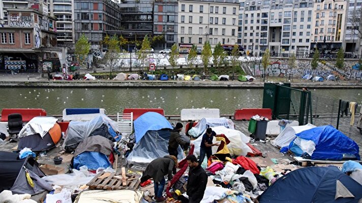 Migrants spend winter in shelter tents in Paris