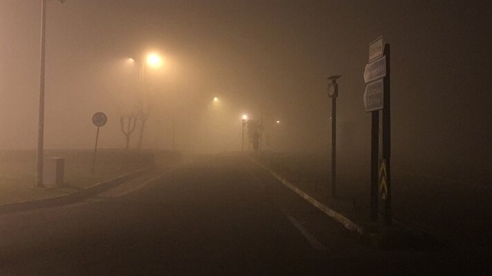 Tekirdağ'ın Çorlu ilçesinde geç saatlerde etkili olan yoğun sis, hava ve kara ulaşımını etkiledi. 