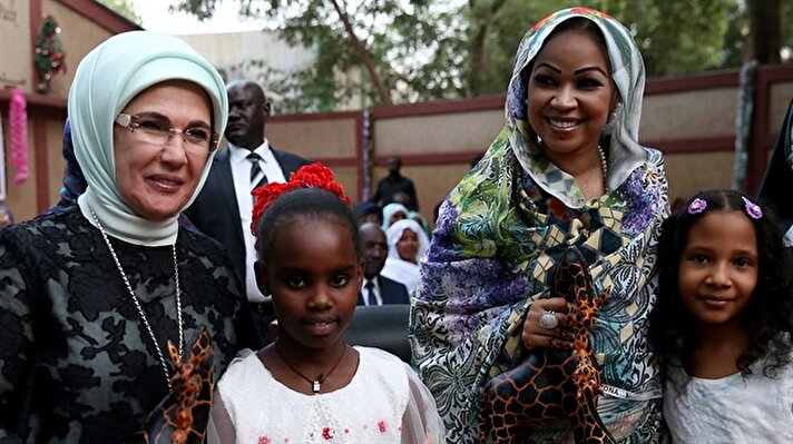 Turkish First Lady Emine Erdoğan greets children during her visit to a school in N'Djamena, Chad on Tuesday, on the sidelines of an official visit by Turkish President Recep Tayyip Erdoğan to the country as part of a three-country visit to northern Africa.​
