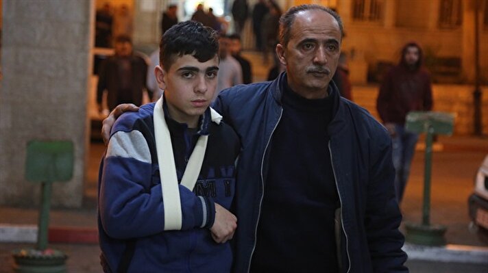 İsrail askeri mahkemesi tarafından tutuksuz yargılanmak üzere kefaletle serbest bırakılan Kudüs direnişinin sembol ismi 16 yaşındaki Fevzi Cuneydi ailesine kavuştu. Cuneydi, sağlık kontrolü için Ramallah kentindeki Filistin Sağlık Kompleksi'ne getirildi. 