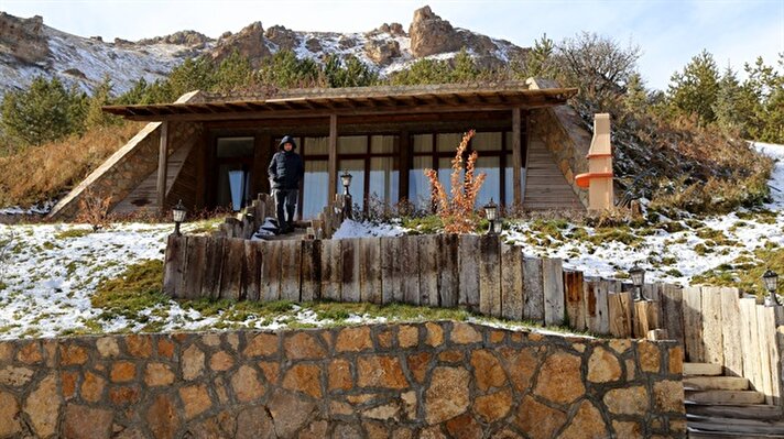 Sivas Belediyesi, yurt içi ve dışından ziyaretçilerin yoğun ilgi gösterdiği "Yüzüklerin Efendisi" filmindeki "Hobbit evleri"nden esinlenerek yaptığı yamaç evlerinin yenilerini inşa ediyor.